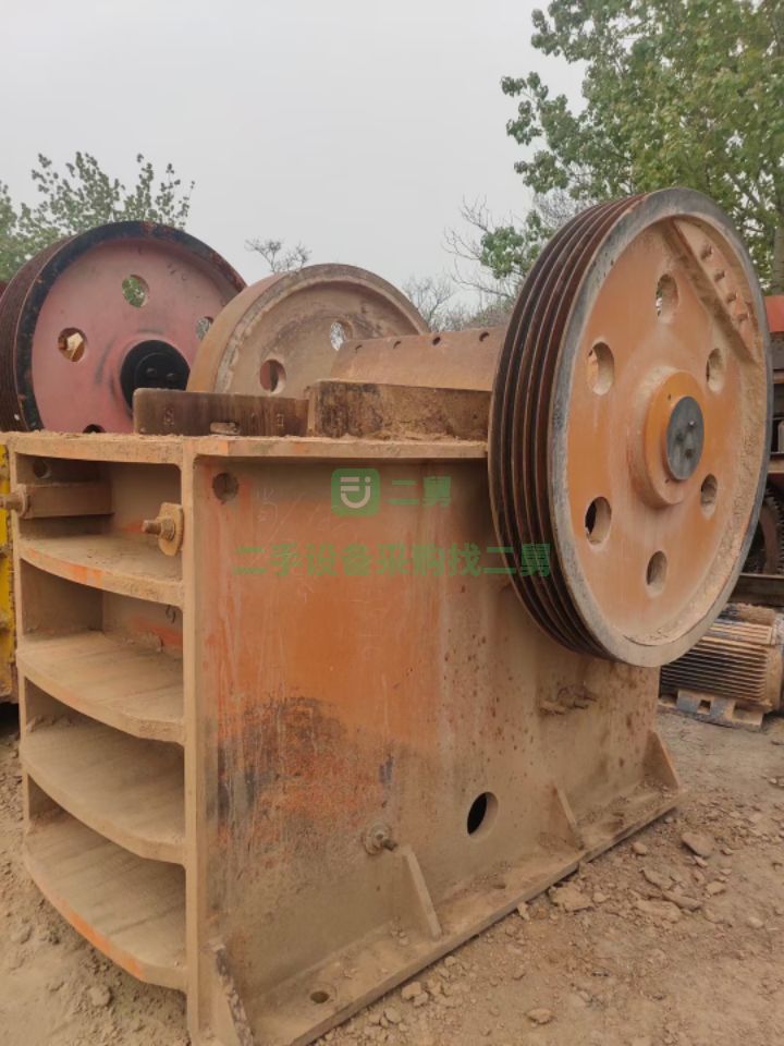 出售二手上海路橋600/900型鄂式破碎機(jī)，需要聯(lián)系。