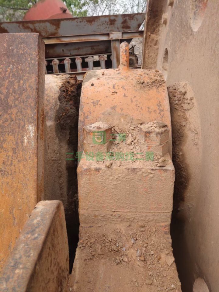 出售二手上海路橋600/900型鄂式破碎機(jī)，需要聯(lián)系。