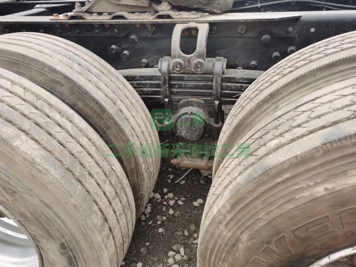 出售二手的九成新的解放天V430天然氣牽引車雙驅(qū)輕體國五，995大罐
