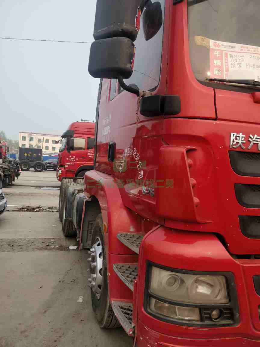 出售一臺小馬力陜氣重卡德龍新m3000 17年5月份375匹馬力牽引車濰柴發動機
