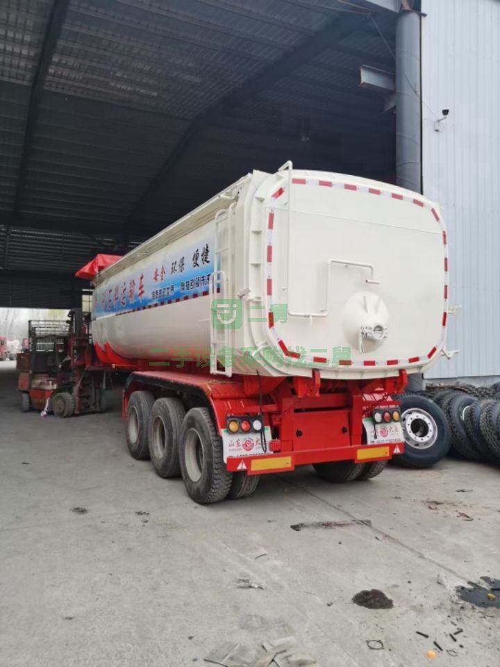 山東出售二手九成新的罐式自卸半掛車