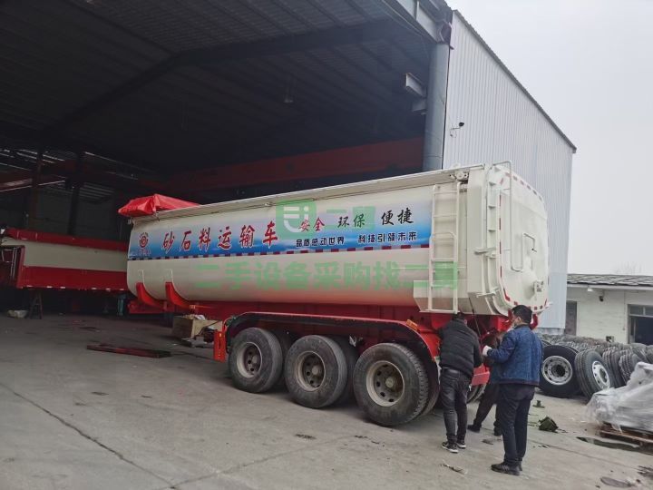 山東出售二手九成新的罐式自卸半掛車
