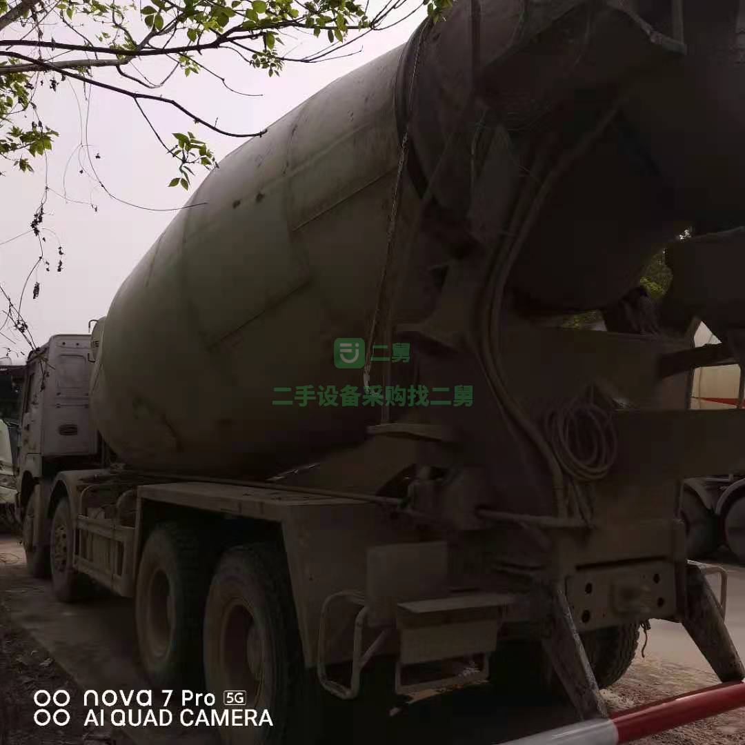 出售一臺13年7月豪沃18方攪拌車，中通上裝，375馬力