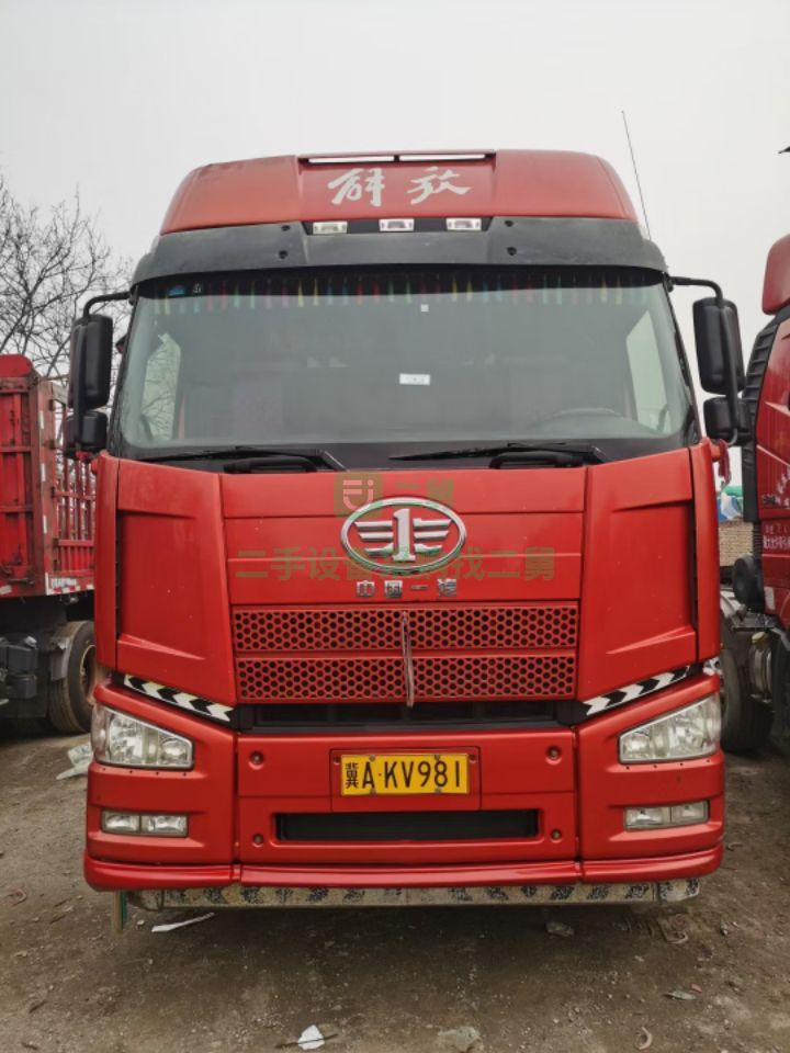 出售一臺16年4月解放J6～420馬力國四單驅(qū)牽引車，車況精品，