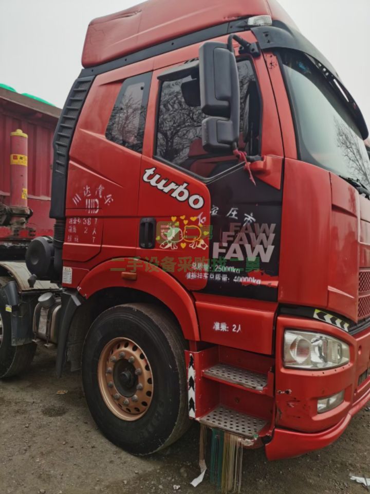 出售一臺16年4月解放J6～420馬力國四單驅(qū)牽引車，車況精品，
