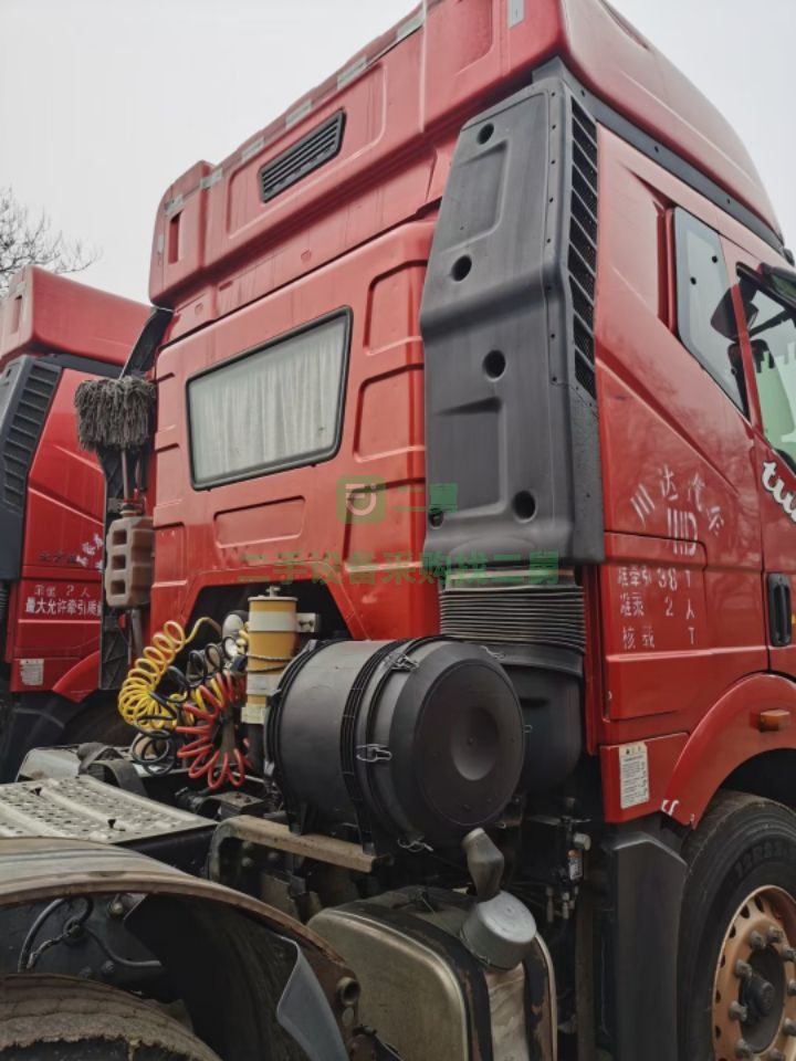 出售一臺16年4月解放J6～420馬力國四單驅(qū)牽引車，車況精品，