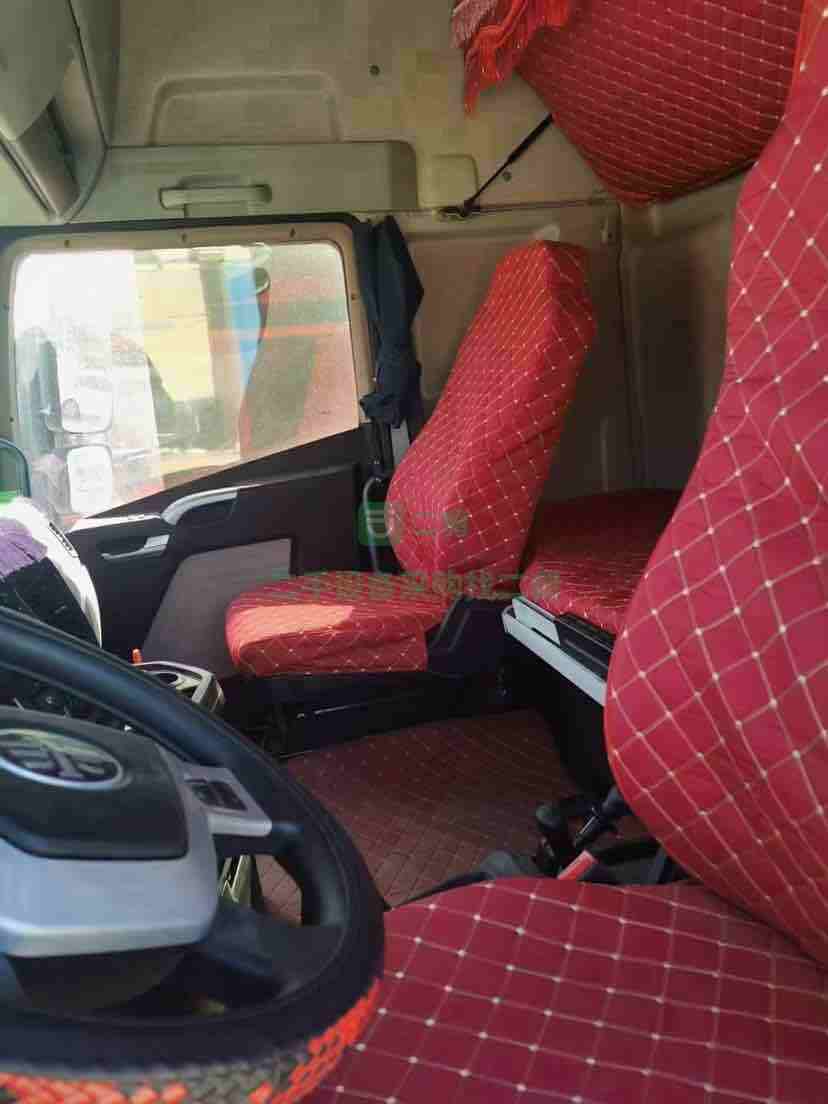 出售19年底解放JH6/430馬力天然氣車牽引車