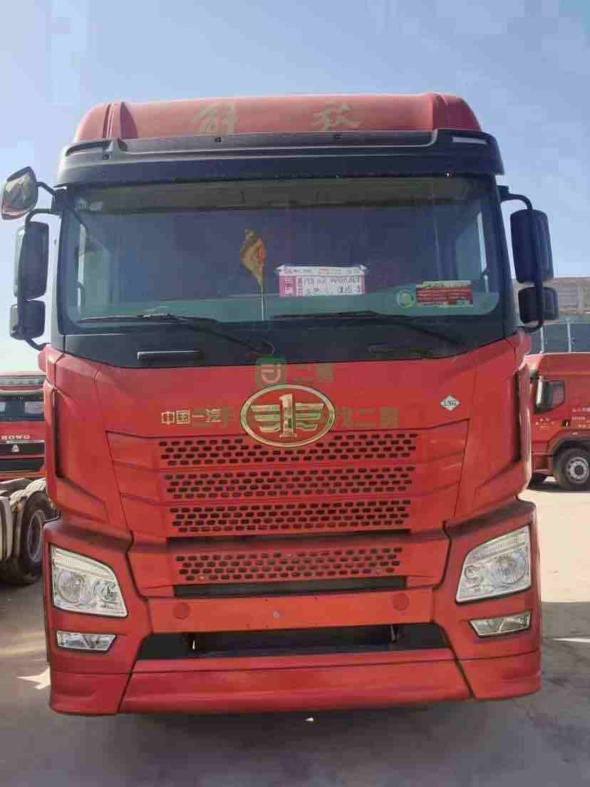 出售19年底解放JH6/430馬力天然氣車牽引車
