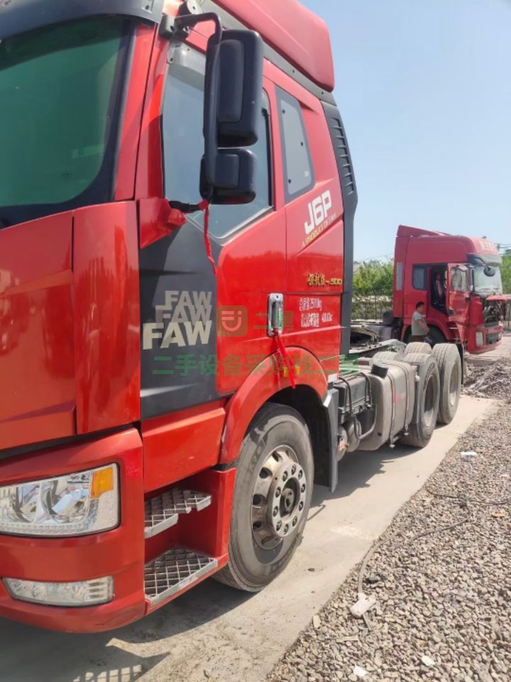 出售二手九成新的解放J6/500馬力牽引車