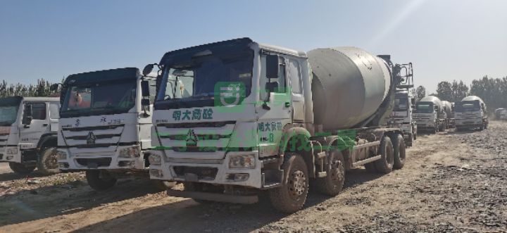 山東出售二手的17年豪沃前四后八攪拌車
