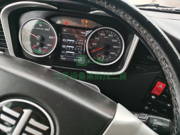出售牽引車一臺2年7個月新款解放J6～550全車鋁圈
