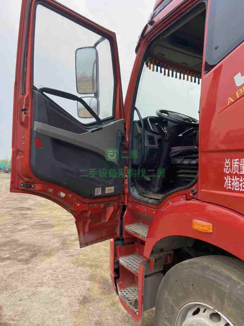 出售二手18年的解放420馬力牽引車