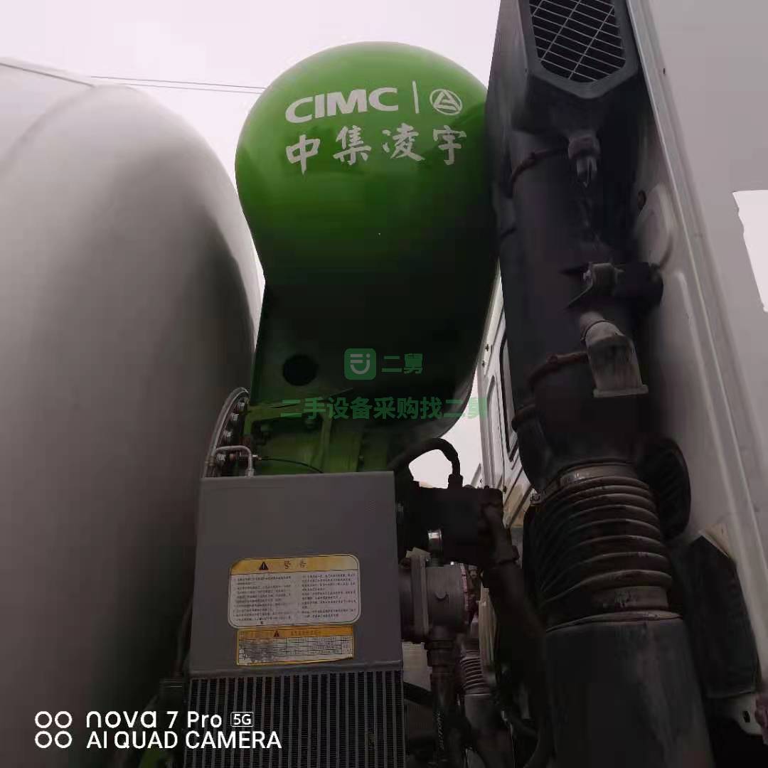 出售一臺雙胞胎19年豪沃大20方重汽發(fā)動機攪拌車