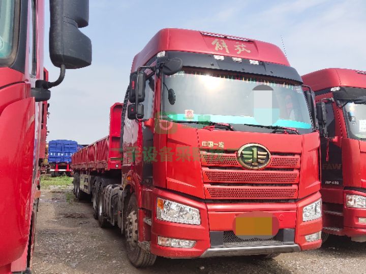 出售19年6月份上戶，550馬力解放J6P牽引車。