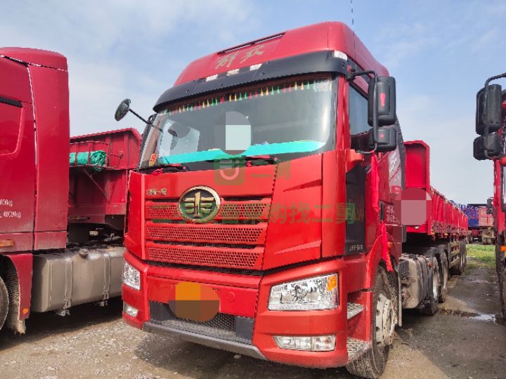 出售19年6月份上戶，550馬力解放J6P牽引車。