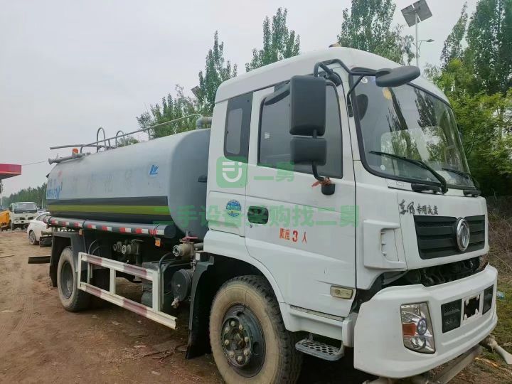 出售東風(fēng)專(zhuān)底12方灑水車(chē)19年5月份上牌