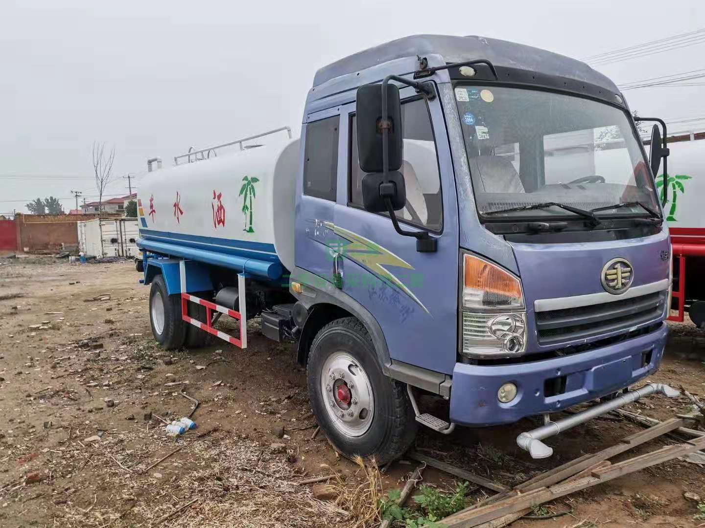 出售解放12噸灑水車馬力十足前噴后灑自吸水泡各項功能齊全