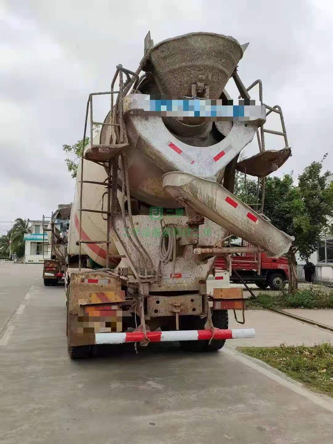 出售一臺14年11月豪沃大12方國四排放量攪拌車，三一上裝攪拌車，重汽發動機