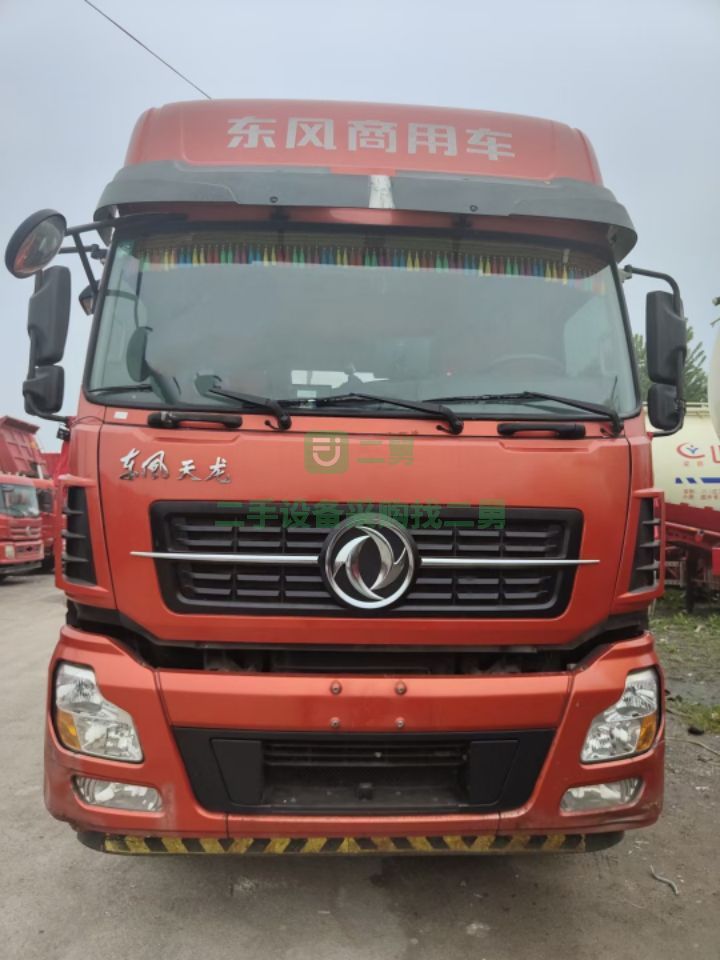 出售二手九成新的天龍350馬力牽引車，前四后八，車況原版