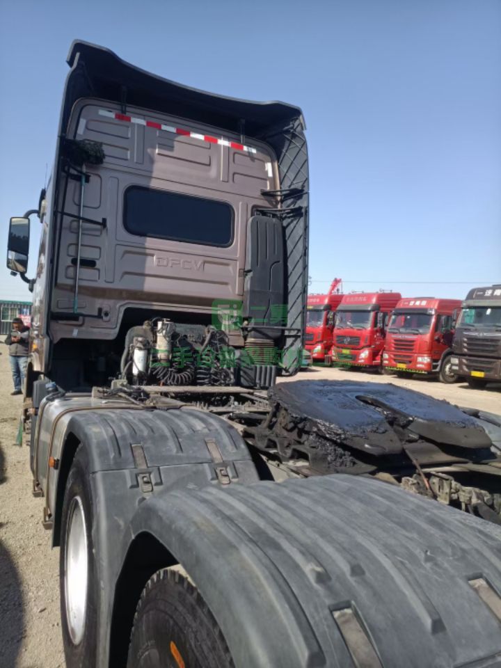 出售牽引車剛到家一年4個月天龍旗艦560雙曲，全保險