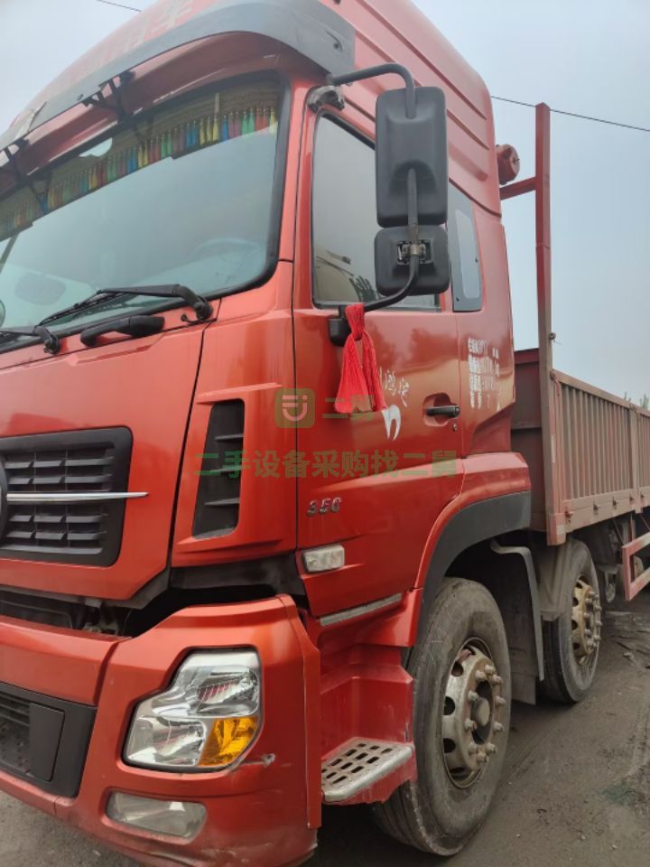 出售二手九成新的天龍350馬力牽引車，前四后八，車況原版