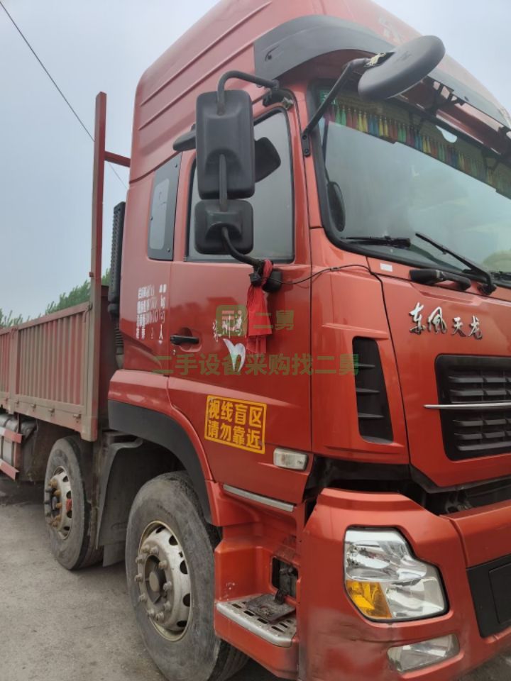 出售二手九成新的天龍350馬力牽引車，前四后八，車況原版
