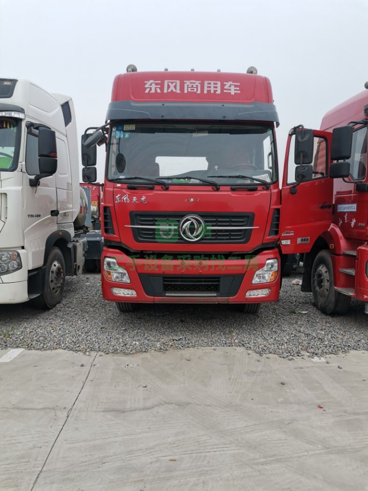 出售二手的九成新的天龍起航450馬力牽引車