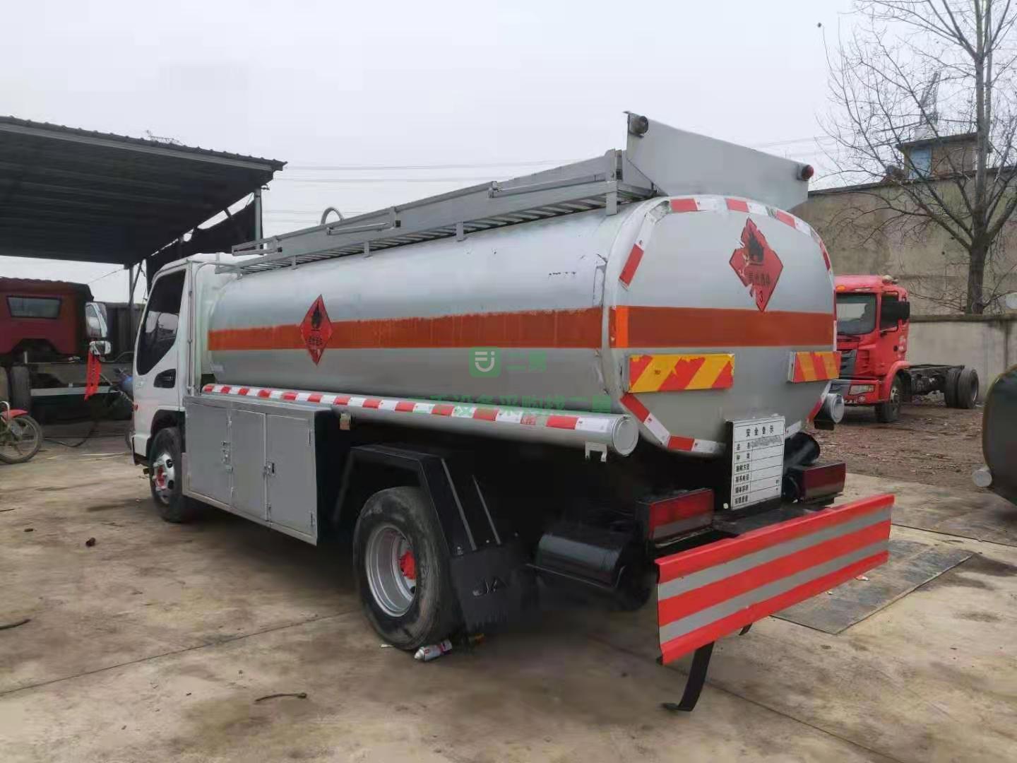 出售質保一年的5噸柴油罐江淮加油車