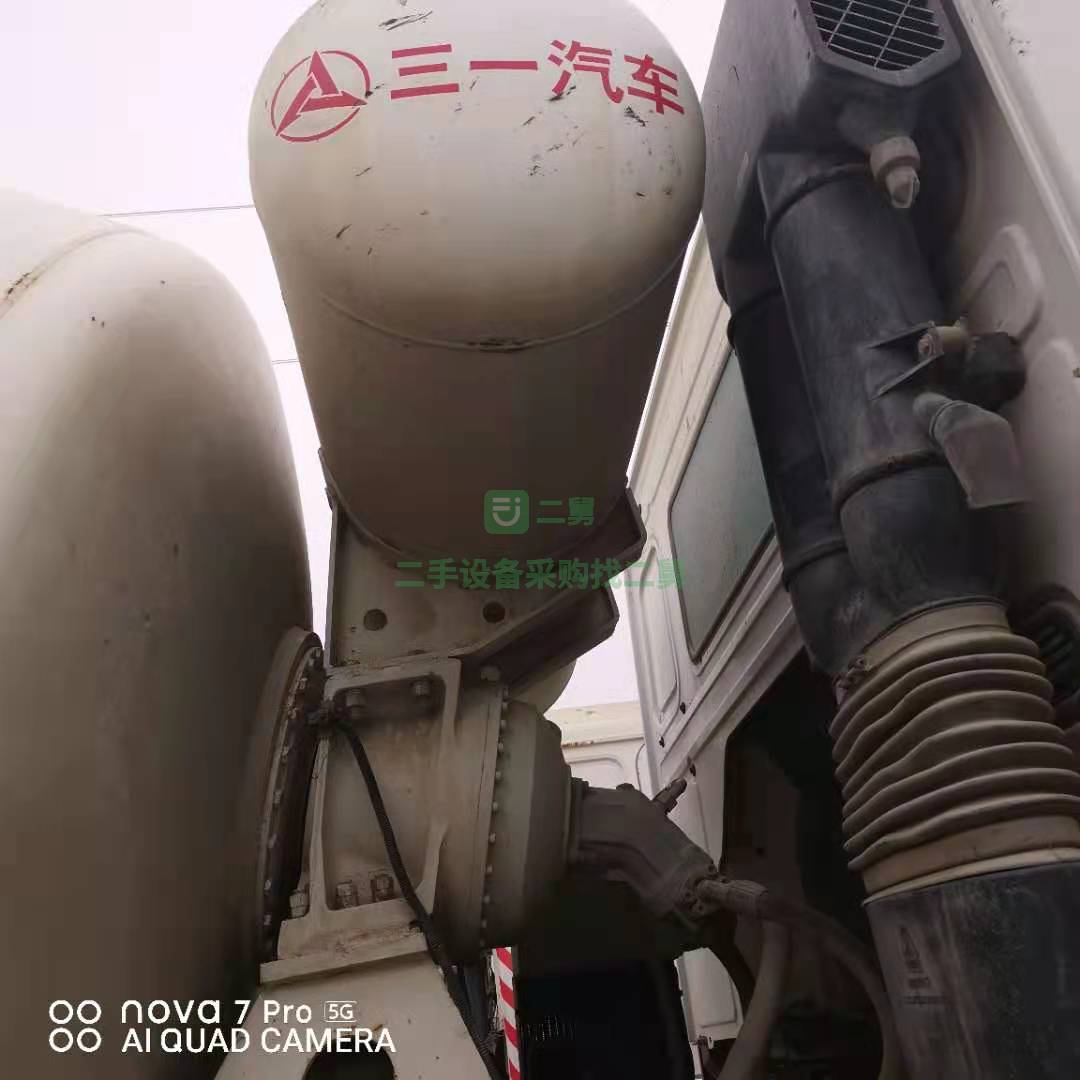 出售一臺14年底豪沃大12方配備高配三一上裝攪拌車，340馬力