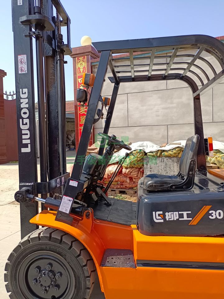 河北出售柳工三噸叉車，升高三米，手動擋，原車原版性能