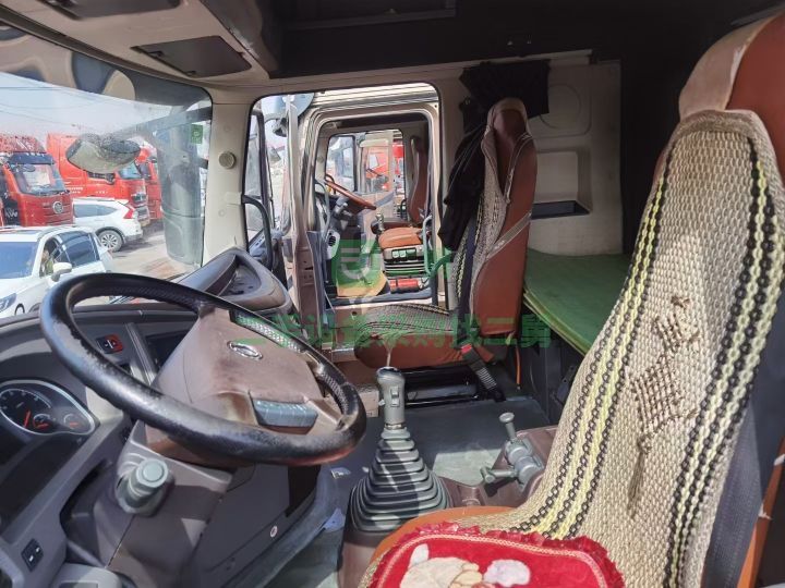 出售二手九成新的東風天龍旗艦560牽引車