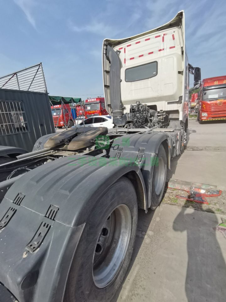 出售20年的準新車精品豪沃T7H480馬力牽引車