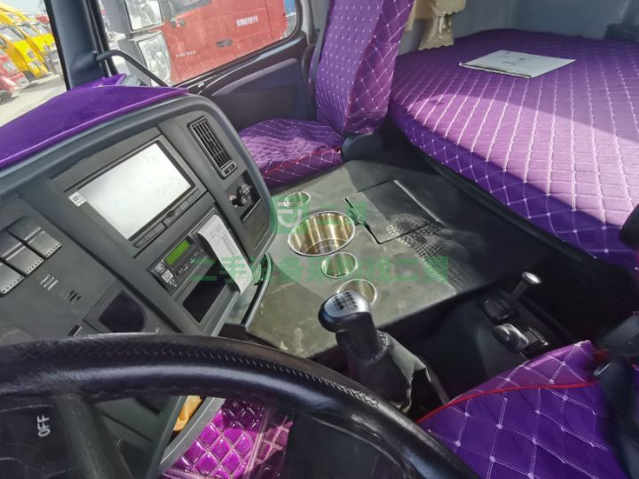 出售20年的準新車精品豪沃T7H480馬力牽引車