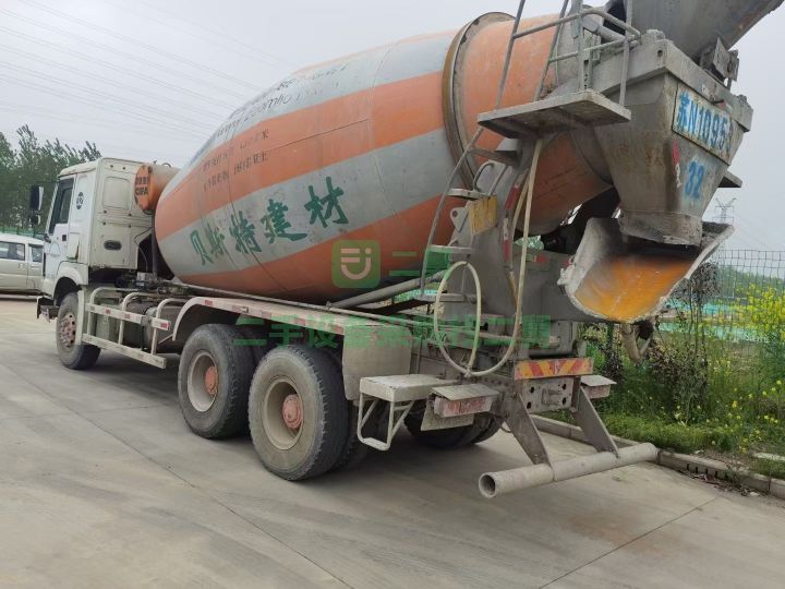 出售二手的14年的豪沃中聯大12方攪拌車