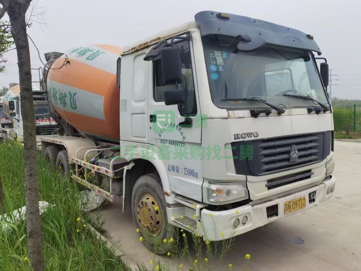 出售二手的14年的豪沃中聯大12方攪拌車