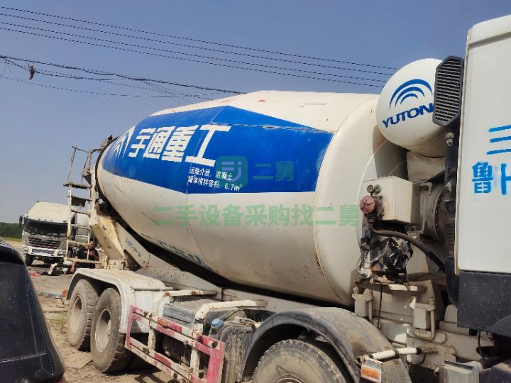 出售重汽豪沃大18方攪拌車，14年2月 ，帶強險，10速變速