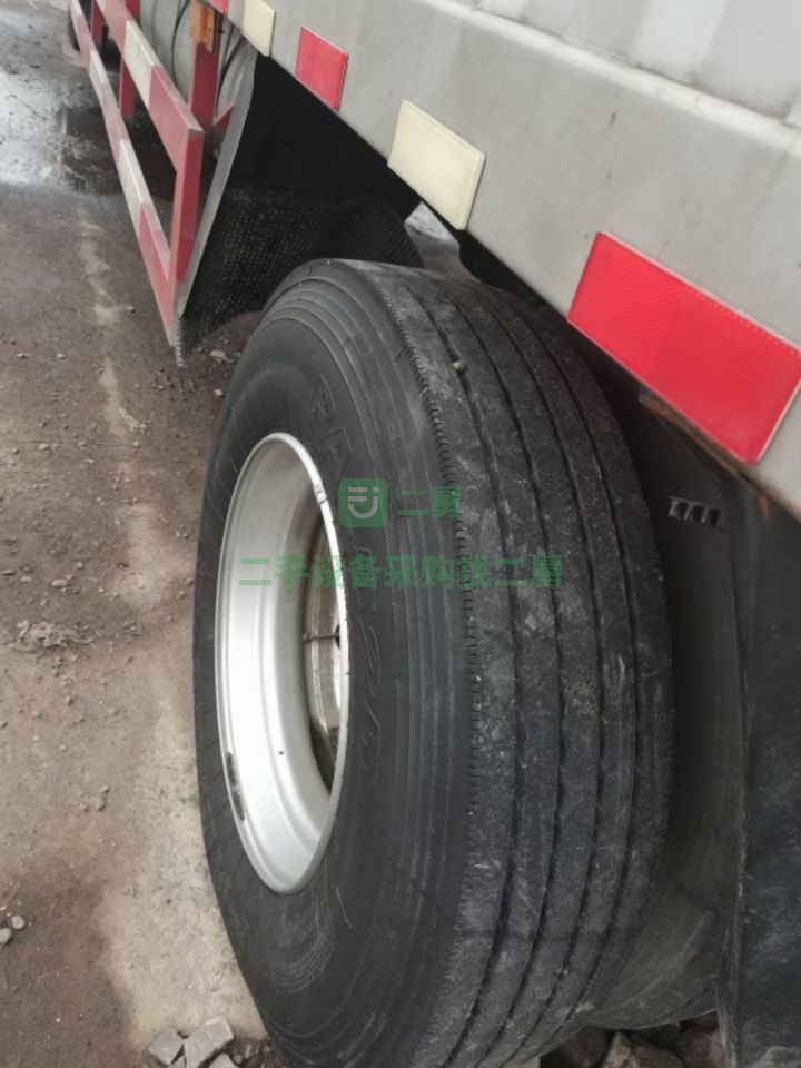 出售二軸九米六集裝箱貨車，一九年十一月大保險，210馬力