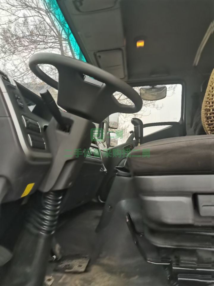 出售二軸九米六集裝箱貨車，一九年十一月大保險，210馬力
