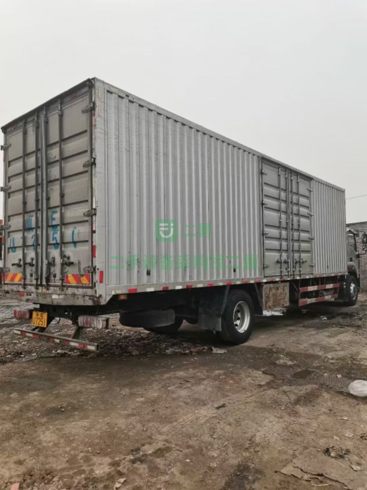 出售二軸九米六集裝箱貨車，一九年十一月大保險，210馬力