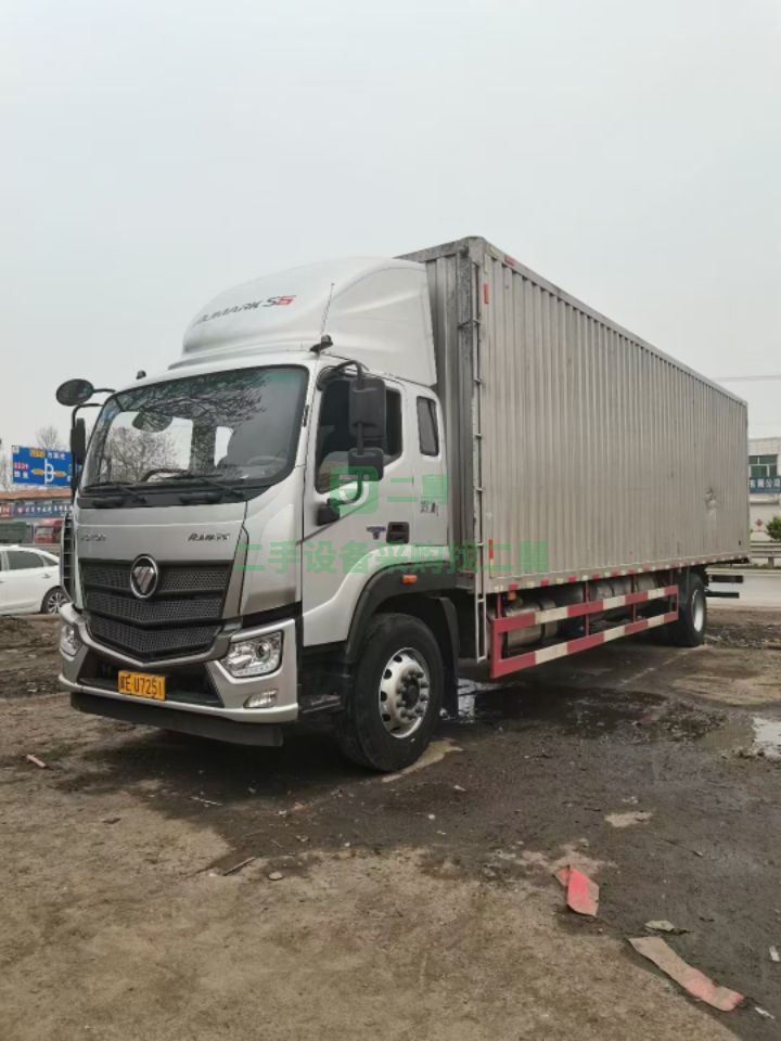 出售二軸九米六集裝箱貨車，一九年十一月大保險，210馬力