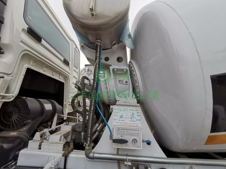 出售豪沃底盤TX340馬力，唐鴻上裝，2021年出攪拌車