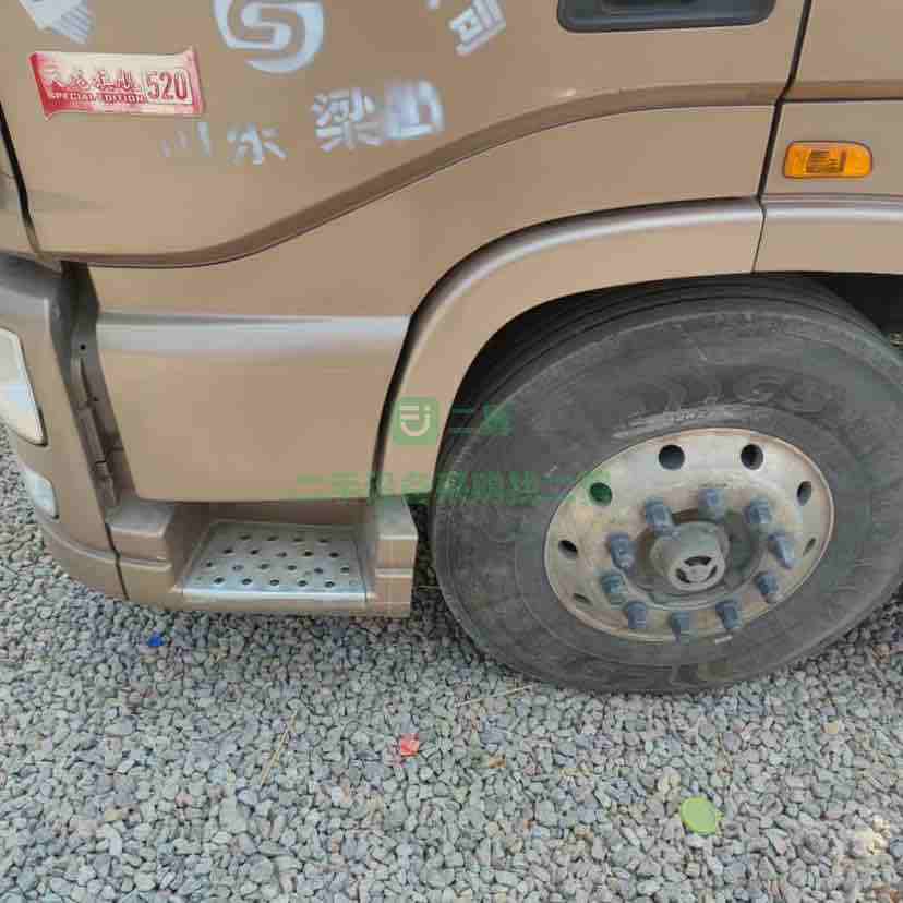 出售18年6月，旗艦天龍520馬力牽引車，雙驅輕量化，前二后四板簧，雙油箱，全車鋁合金輪轂，駕駛室平地板