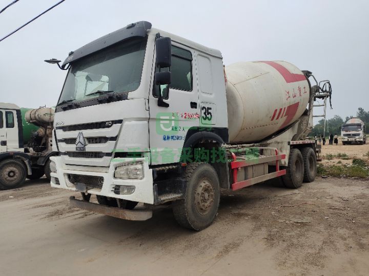 出售18年重汽豪沃后八輪攪拌車，大14方江山上莊12速