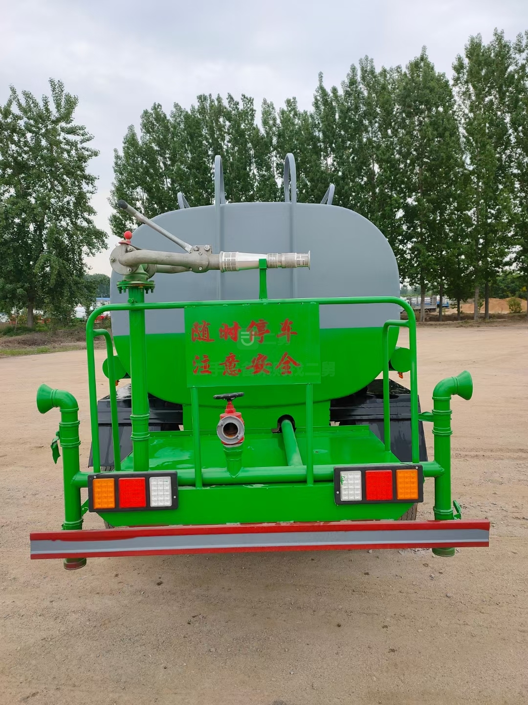 出售一臺二手五立方灑水車重汽豪沃一汽錫柴發動機
