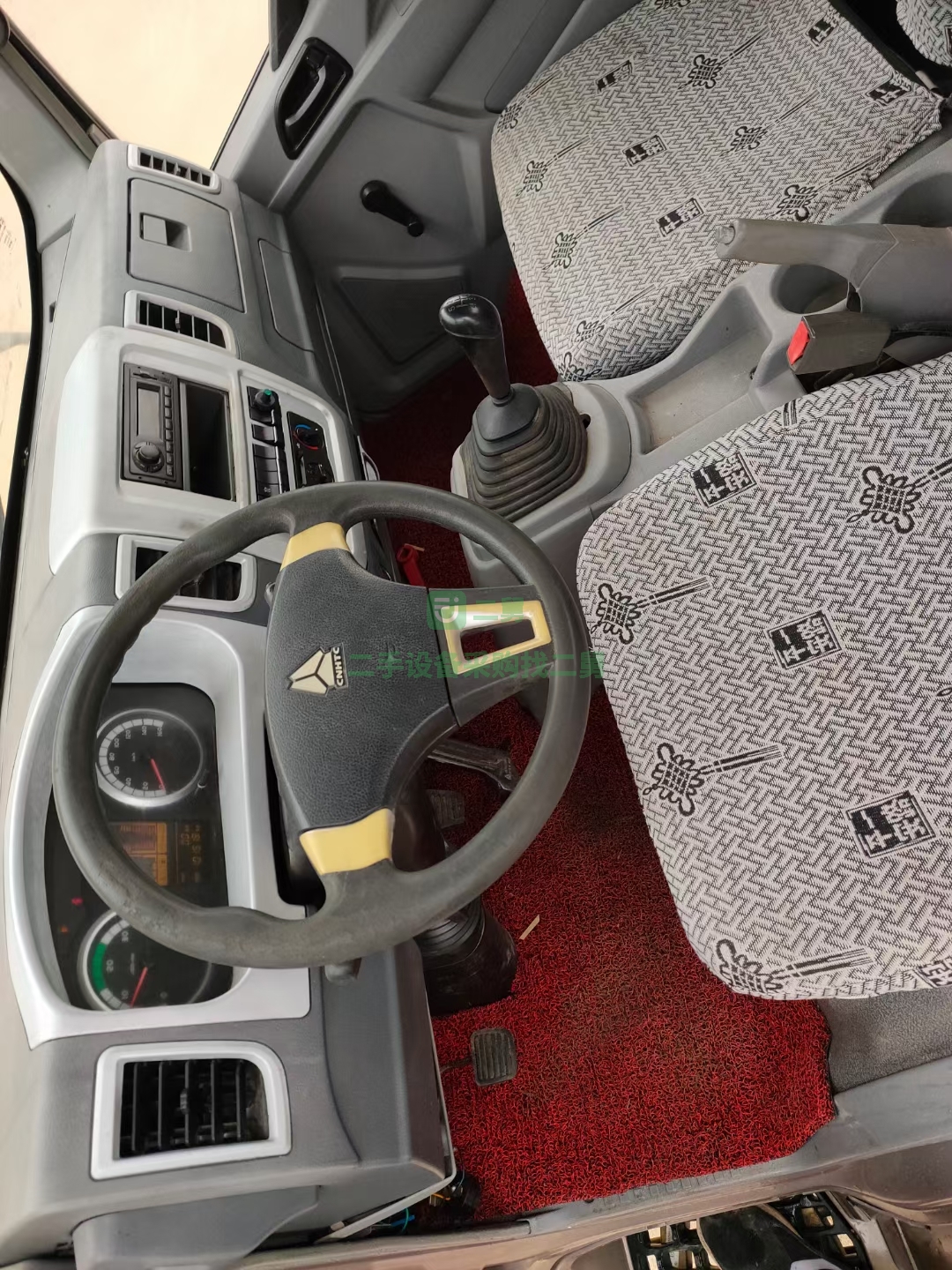 出售一臺二手五立方灑水車重汽豪沃一汽錫柴發動機