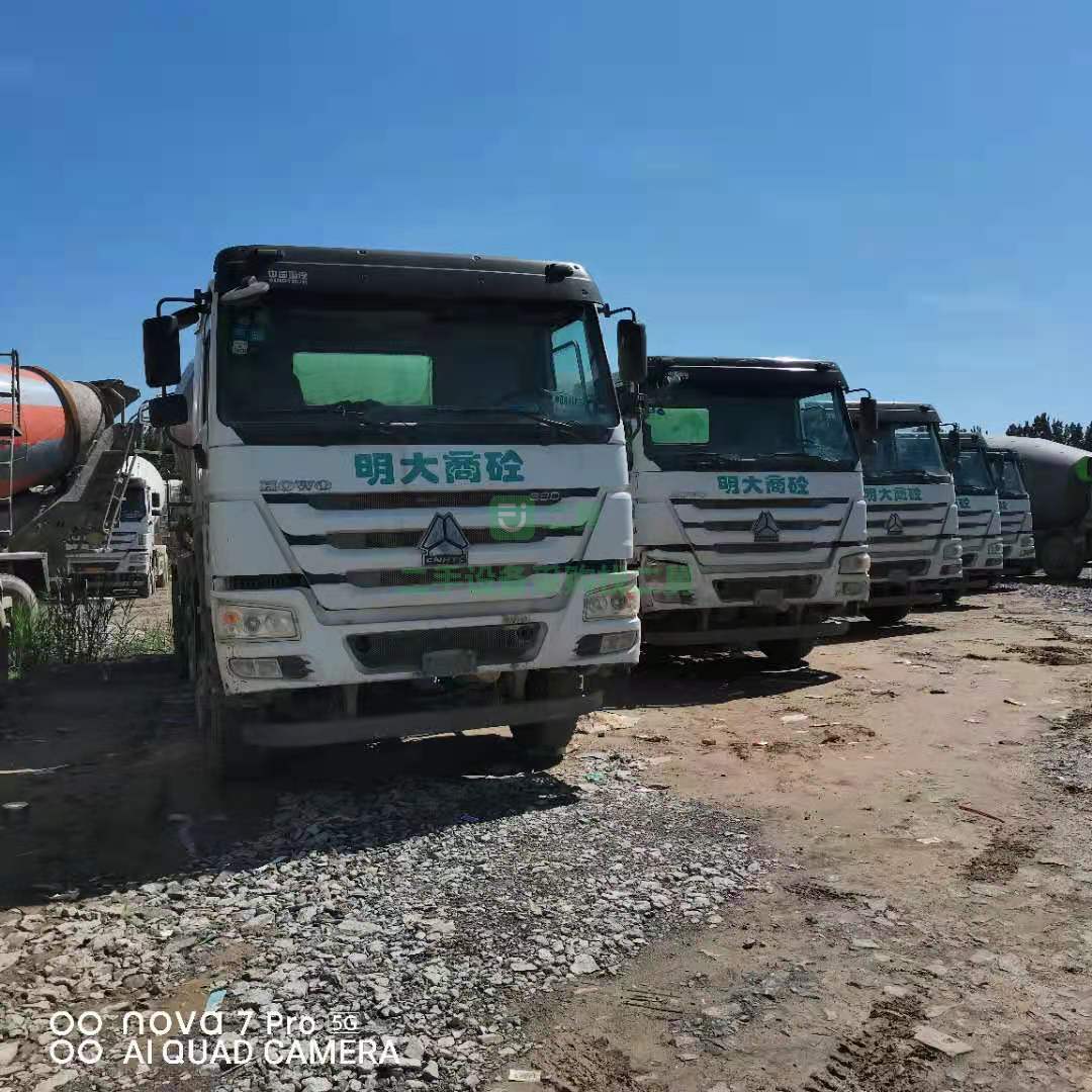 出售一臺17年國五18方豪沃攪拌車，中聯上裝，重汽發動機
