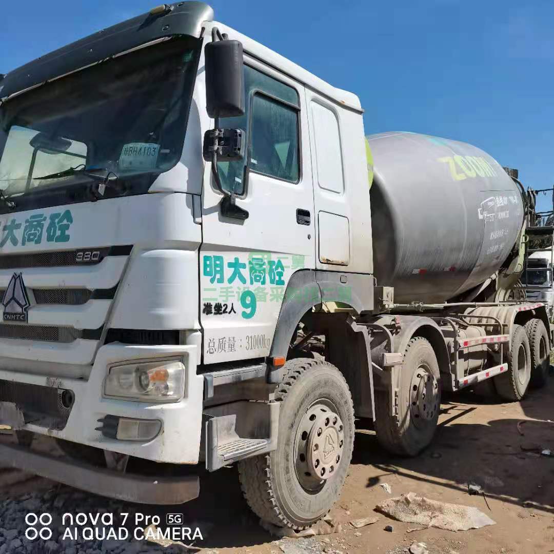 出售一臺17年國五18方豪沃攪拌車，中聯上裝，重汽發動機