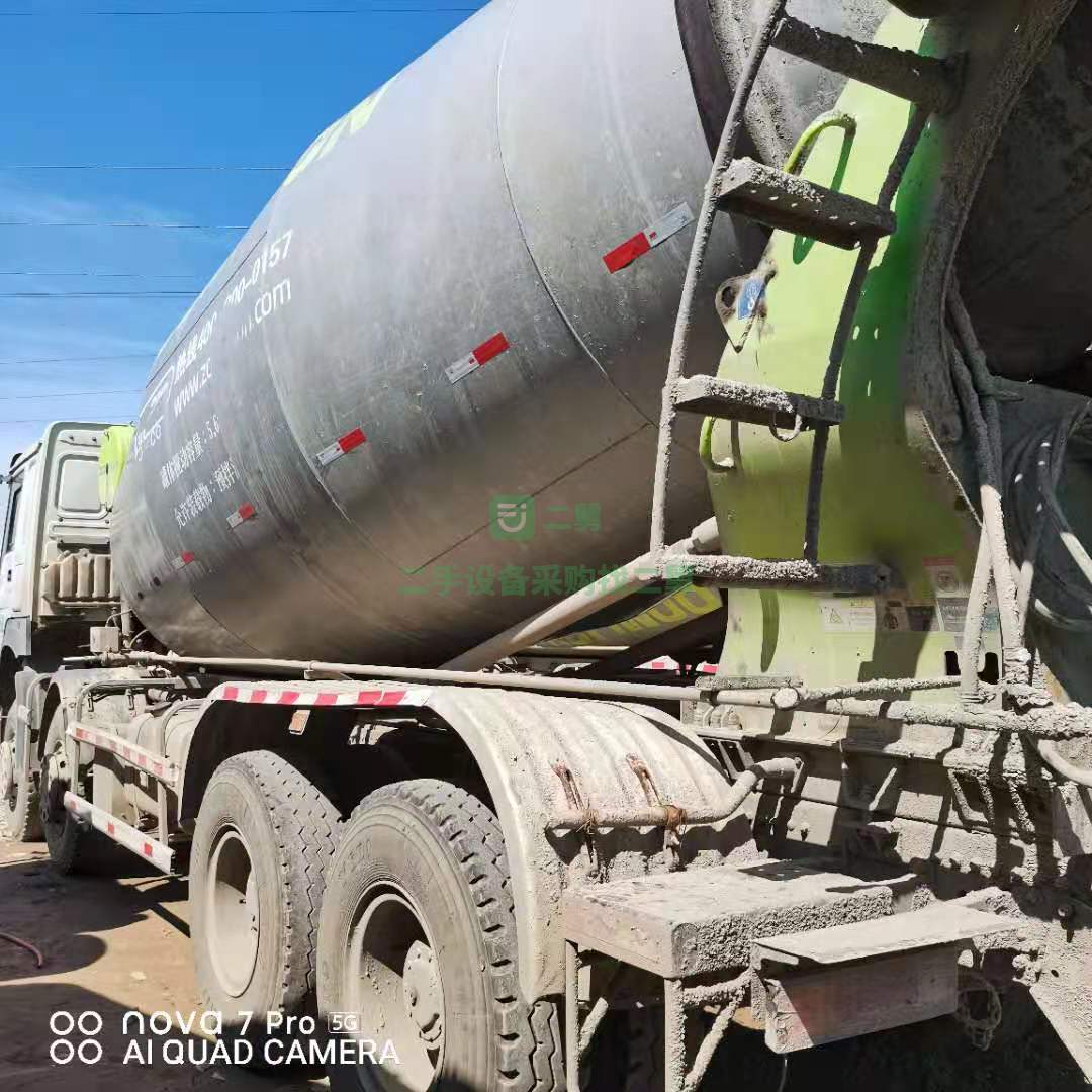 出售一臺17年國五18方豪沃攪拌車，中聯上裝，重汽發動機