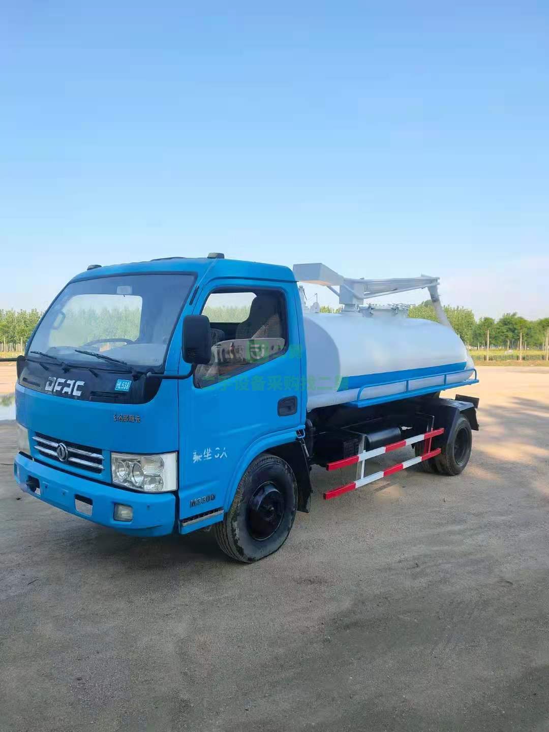 出售東風多利卡新款4立方吸糞車帶360度旋轉抱桿