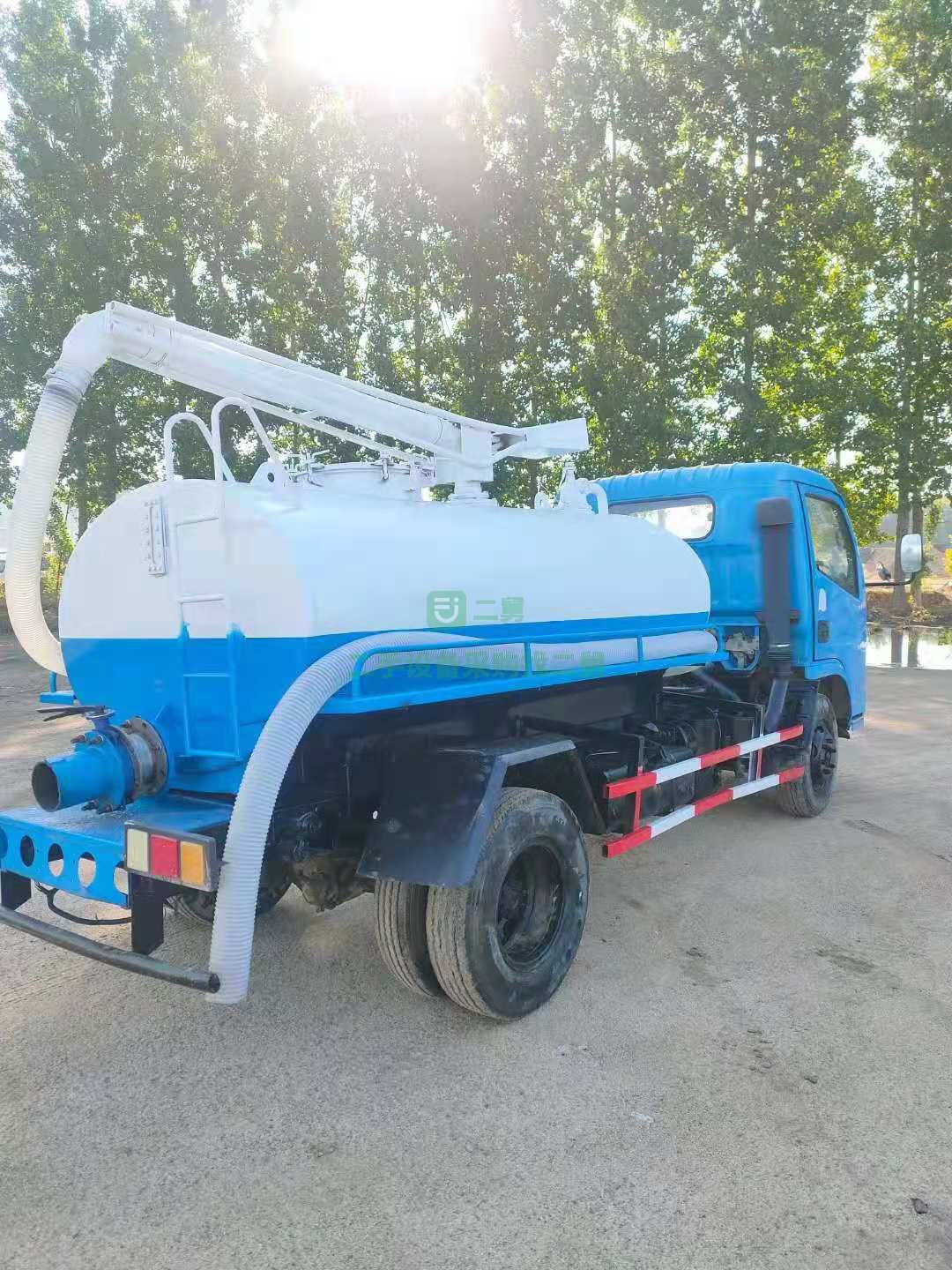 出售東風多利卡新款4立方吸糞車帶360度旋轉抱桿